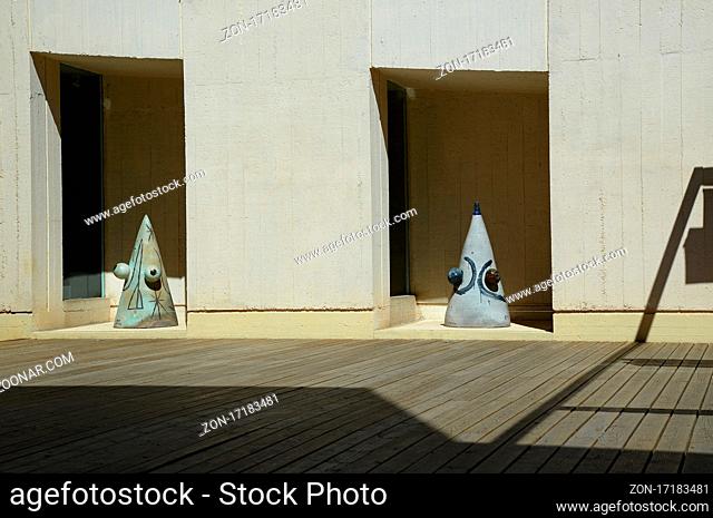 Joan Miro Founadion, Skulpturen im Hof