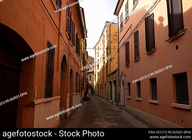 15 October 2023, Italy, Ferrara: An alley in the Renaissance city of Ferrara. Photo: Sebastian Kahnert/dpa. - Ferrara/Emilia-Romagna/Italy