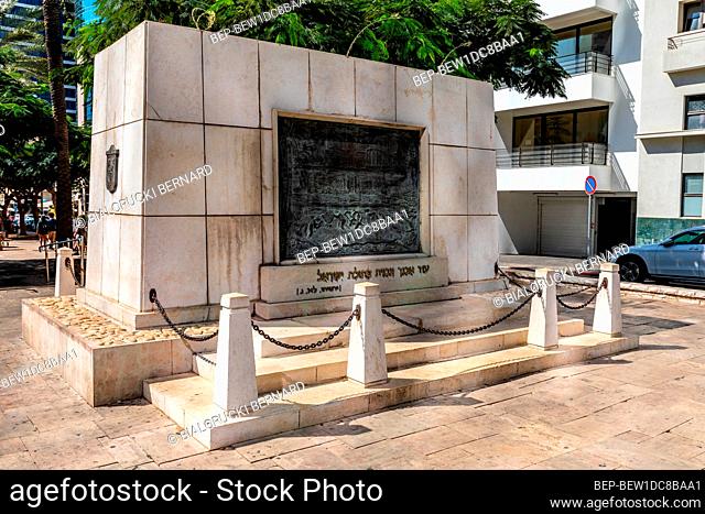 Tel Aviv Yafo, Gush Dan / Israel - 2017/10/11: Founders Monument and Fountain at Sderot Rothschild and Nahalat Binyamin junction in downtown Lev HaIr district