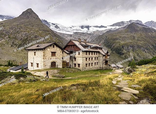 Austria, Tyrol, Mayrhofen, Zillertal (valley), Berliner Hütte (alpine hut) in the Zillertal Alps