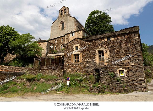 Kirche im Bergdorf Tines in den Cevennen, Frankreich
