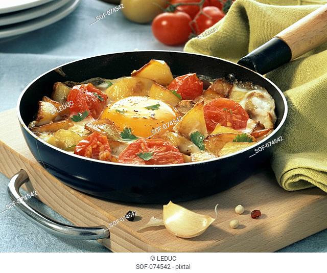 Pan-fried potatoes with tomatoes and eggs