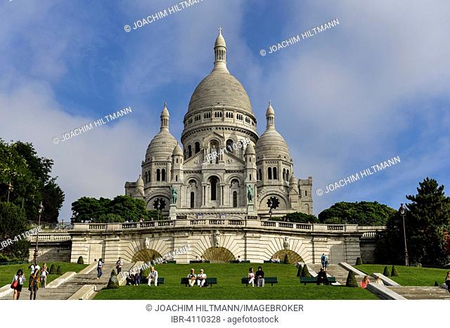 Basilica of the Sacred Heart of Paris or Sacré-Coeur de Montmartre, Paris, France