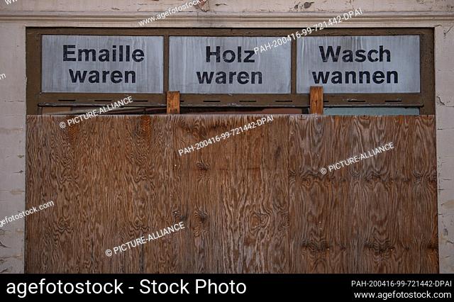 07 April 2020, Saxony, Görlitz: View of a closed shop in Landeskronenstraße with the inscription ""Enamel goods, wooden goods wash tubs""