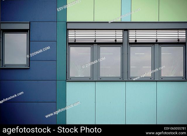 Die moderne Fassade eines Bürohauses mit Fensterreihen und Metalljalousien