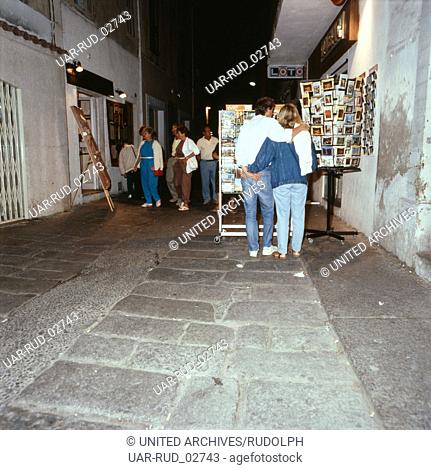 Urlauber in den Straßen von Calvi, Korsika 1980er Jahre. Tourists in the streets of Calvi, Corsica 1980s