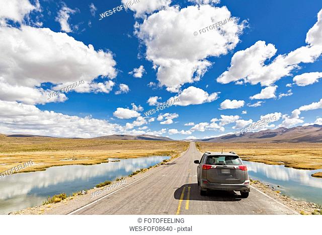 Peru, La Reserva Nacional Salinas y Aguada Blanca, SUV on the road