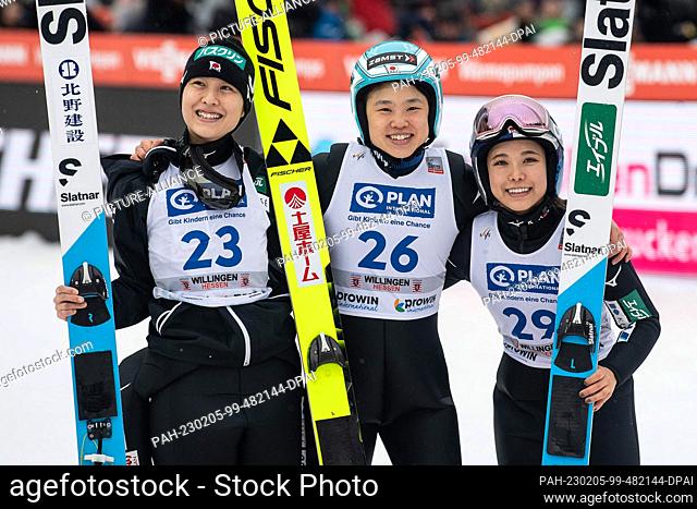05 February 2023, Hesse, Willingen: Nordic skiing, ski jumping: World Cup, large hill, women. Yuki Ito (M) cheers with Nozomi Maruyama (l) and Sara Takanashi...