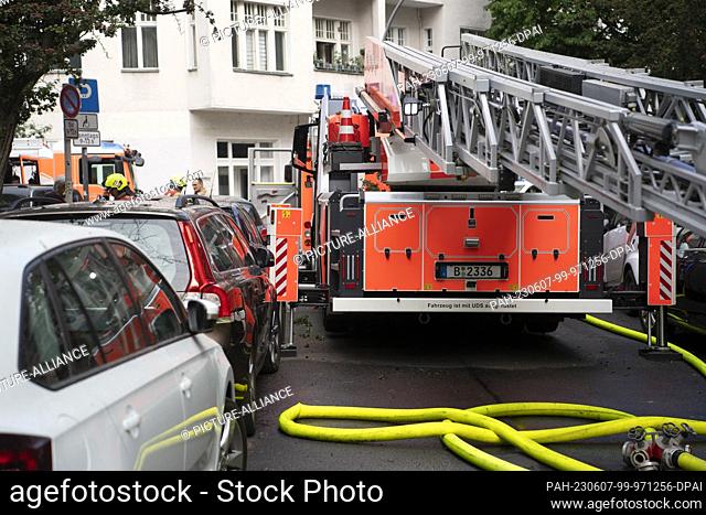 07 June 2023, Berlin: A fire department ladder truck is parked at a residential building on Gustav-Müller-Platz in Schöneberg