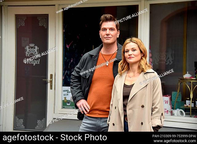 09 March 2021, North Rhine-Westphalia, Cologne: Actors Jan Ammann (in the role of Chris Weigel) and Nina Weisz (in the role of Corinna Weigel) pose in the...