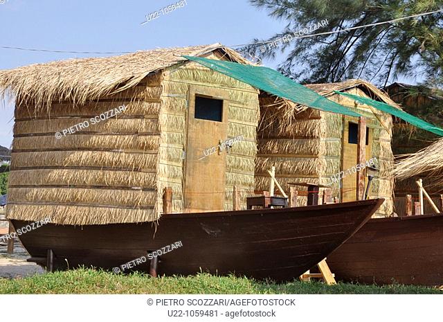 Sihanoukville (Cambodia): boat-shaped bungalows at Otras Beach