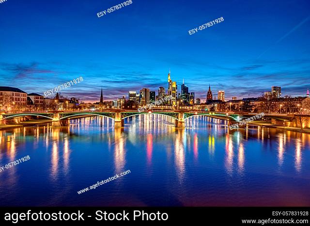 Die Skyline von Frankfurt in Deutschland bei Nacht