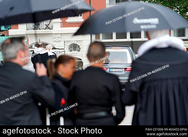 06 October 2023, Hamburg: The widow (2nd from right) and family members look after the hearse after the funeral service for former Hamburg mayor Hans-Ulrich...