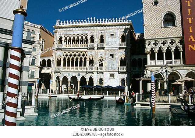 Venetian Hotel and Casino, Replica of Ca DOro behind lake