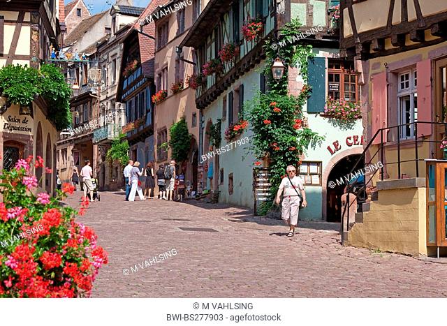 tourists strolling about the Rue du General de Gaulle, France, Haut-Rhin, Alsace, Riquewihr, Reichenweier
