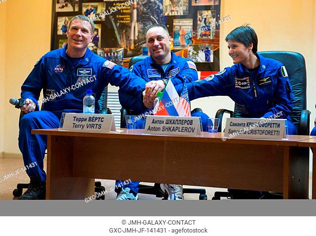 Expedition 42 Flight Engineer Terry Virts of NASA (left), Soyuz Commander Anton Shkaplerov of the Russian Federal Space Agency (Roscosmos) (center)