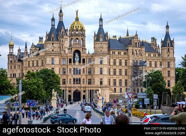 19 July 2023, Mecklenburg-Western Pomerania, Schwerin: Vacationers and day visitors are on the move around Schwerin Castle