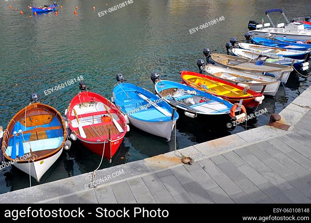 Italien, Italia, Ligurien, Riviera di Levante, Ort : Vernazza, Cinque Terre, bunte Boote