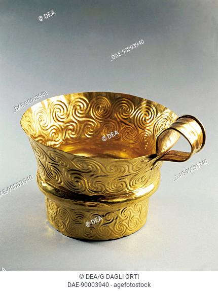 Greek civilization. Goldsmithery. Golden cup decorated with spiral motifs. From Mycenae, Grave Circle A, Tomb IV.  Athens