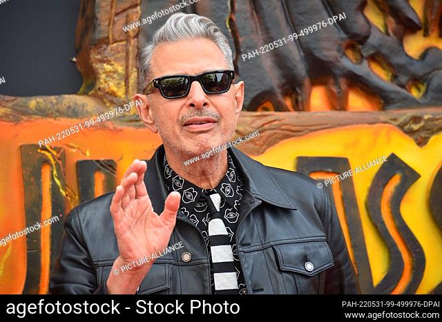 30 May 2022, North Rhine-Westphalia, Cologne: The US actor Jeff Goldblum comes to the premiere of the film "" Jurassic World - A New Age "" in the Cologne...
