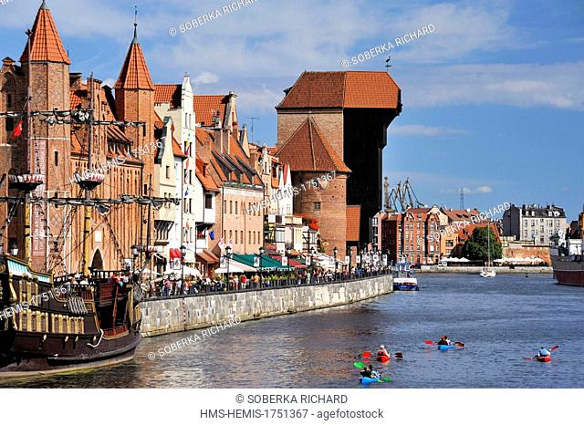 Poland, Pomerania, Gdansk, Long Wharf (Dlugie Pobrzeze) of the old harbor with its ancient crane masts (Zuraw) and Motlawa River, kayakers on the river