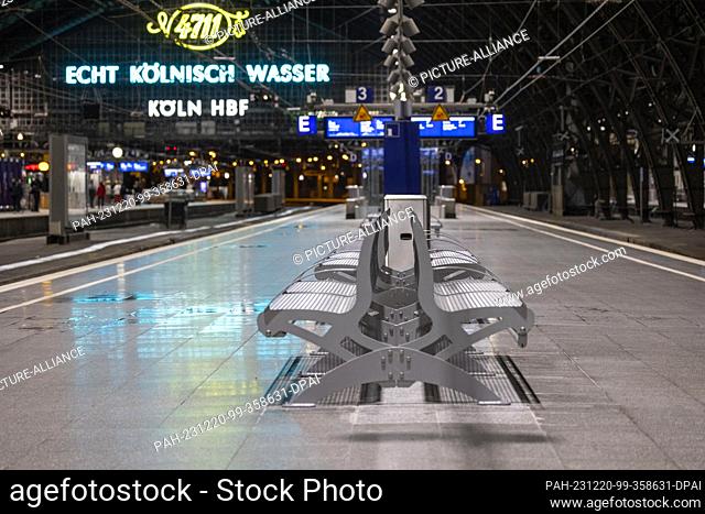 20 December 2023, North Rhine-Westphalia, Cologne: In the early hours of the morning, Cologne Central Station is largely empty