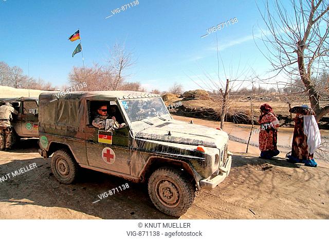 AFG, Afghanistan, Kunduz, Soldaten eines Bundswehr-ISAF-Cimic-teams des PRT Kunduz auf Patrouille im Gebiet Imam Saheb im Norden der Provinz Kunduz /...