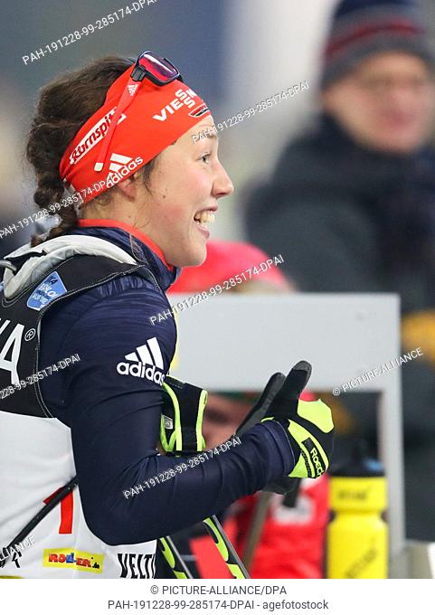 28 December 2019, North Rhine-Westphalia, Gelsenkirchen: German biathlete Laura Dahlmeier points her thumbs up at Schalke at the 18th Biathlon World Team...