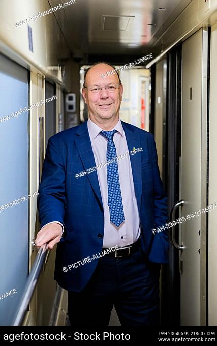 04 April 2023, Ukraine, Kiew: Michael Kraus, Managing Director Region East at Fixit Group, stands in the aisle of the special train of the delegation of Federal...