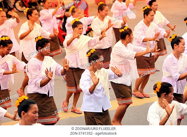 Eine traditionelle Tanz Gruppe zeigt sich an der Festparade beim Bun Bang Fai oder Rocket Festival in Yasothon im Isan im Nordosten von Thailand