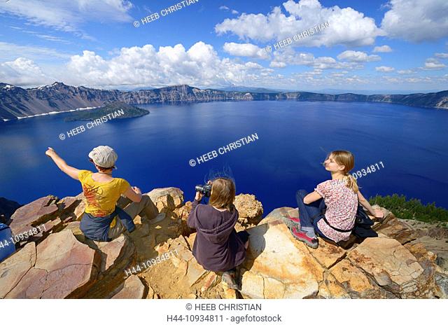 Pacific Northwest, Cascade Mountains, Oregon, USA, United States, America, Crater Lake, National Park, teenager, hiker, Garfield Peak, sitting, vista