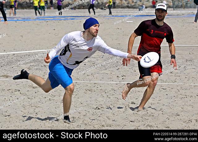 14 May 2022, Mecklenburg-Western Pomerania, Warnemünde: At the German Beach Frisbee Championship, the teams from Eintracht Frankfurt (white) and Mainzelrenner...