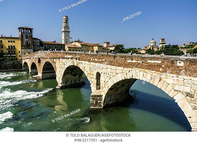 puente de piedra sobre el rio Adige, -Pons Marmoreus-, Verona, World Heritage, Veneto, Italy