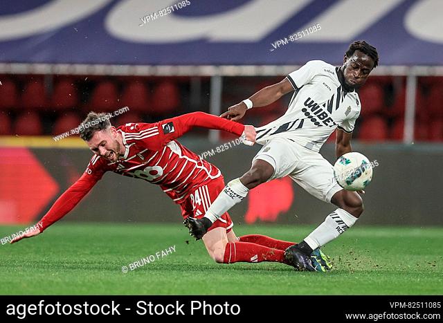 Standard's Aiden O'Neill and Charleroi's Parfait Guiagon fight for the ball during a soccer match between Standard de Liege and Sporting Charleroi