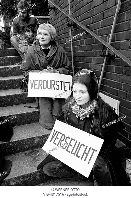 Eighties, black and white photo, people, peace demonstration, Easter marches 1983 in Germany against nuclear armament, two women presenting protest signs