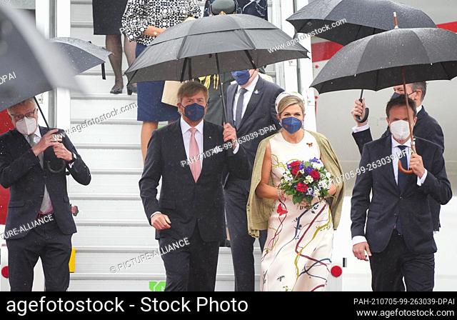 05 July 2021, Berlin: King Willem-Alexander of the Netherlands (3rd from right) and Queen Maxima are received at the military section of Berlin Brandenburg...