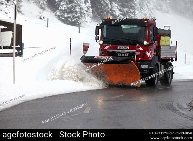 28 November 2021, Bavaria, Ramsau: A snow removal vehicle is on the road. Photo: Kilian Pfeiffer/dpa. - Ramsau/Bavaria/Germany