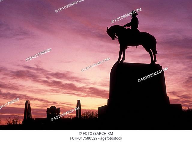 Gettysburg, civil war, battlefield, Gettysburg National Military Park, Pennsylvania, Silhouette of soldier and cavalier monument at East Cemetery Hill in...