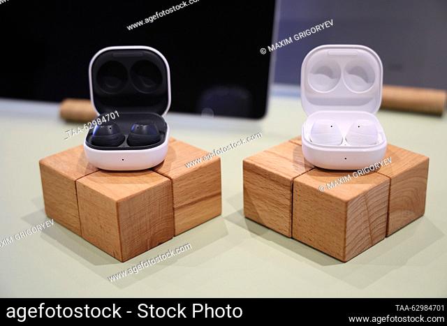 RUSSIA, MOSCOW - OCTOBER 4, 2023: Samsung Earbuds se exhiben durante una presentación de los nuevos productos de Samsung en una tienda MTS