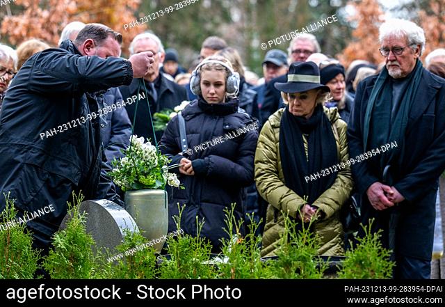 13 December 2023, Saxony, Chemnitz: The urn is lowered into the grave during the funeral service for former figure skating coach Jutta Müller