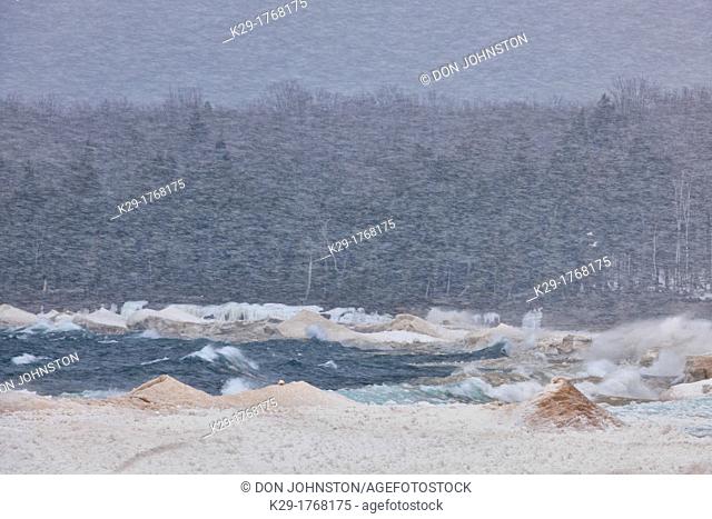 Surf, ice and snow in Au Train Bay along the south coast of Lake Superior, Au Train, Michigan, USA