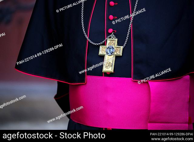 03 October 2022, Thuringia, Erfurt: Reinhard Hauke, auxiliary bishop of the Diocese of Erfurt, wears a chasuble and pectoral cross for the unity celebrations on...