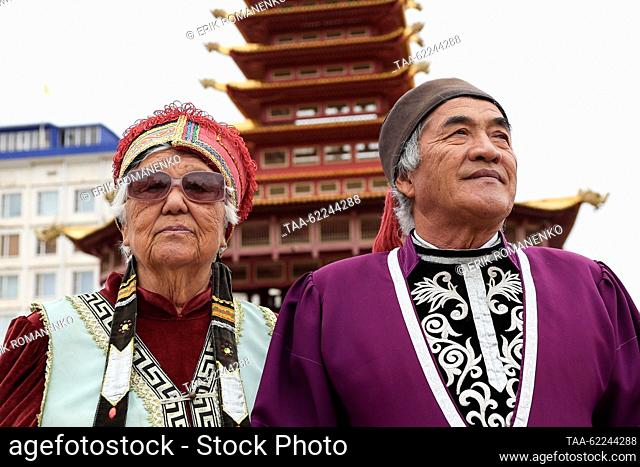 RUSSIA, ELISTA - 16 de septiembre de 2023: Una pareja mayor se encuentra ante la Pagoda de Siete Días en la Plaza Lenin. Erik Romanenko/TASS