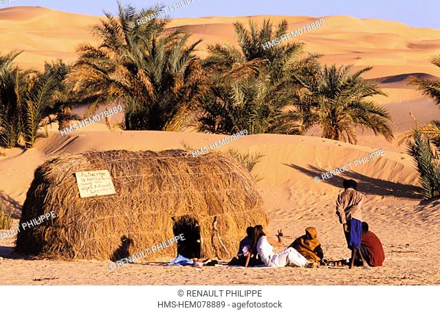 Mauritania, Adrar region, hiking in the desert, a rest stop in Agueila palm grove, encounter with inhabitants