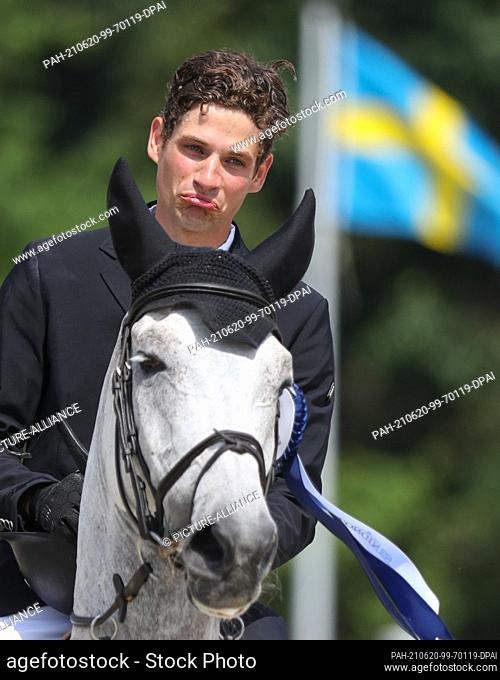 20 June 2021, Lower Saxony, Luhmühlen: Equestrian sport: German Championships, Eventing. German event rider Christoph Wahler reacts on Carjatan after his second...