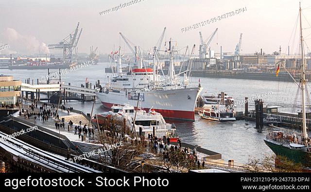 04 December 2023, Hamburg: View from Stintfang in southeast direction over the Ìberseebrücke with the museum ship Cap San Diego towards Kleiner Grassbrook