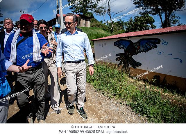 01 May 2019, Colombia, Icononzo: Heiko Maas (SPD), Foreign Minister of the Federal Republic of Germany, visits the Reintegration Camp (ECTR) of former FARC...