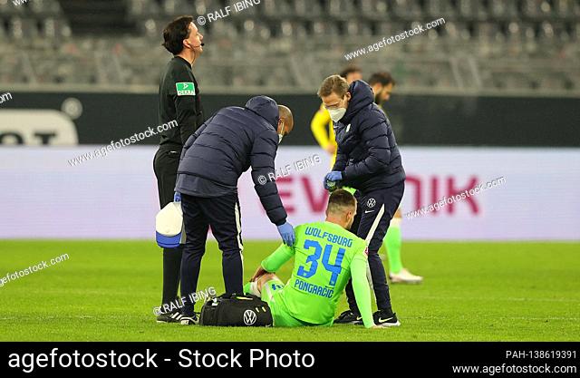 firo: 03.01.2021, Soccer: Soccer: 1st Bundesliga, season 2020/21 BVB, Borussia Dortmund - VfL Wolfsburg Marin Pongracic, is, treated, injury, injured, with, and