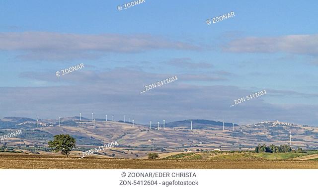 Unzählige Windräder auf den Hügeln des Apennins sorgen wie hier in der Region Molise für Energie