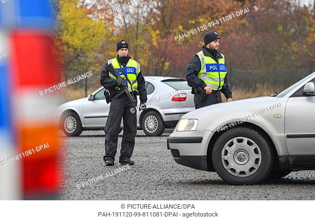 20 November 2019, Brandenburg, Frankfurt (Oder): Two officers of the Federal Police secure a rest stop at the Autobahn 12 during a check
